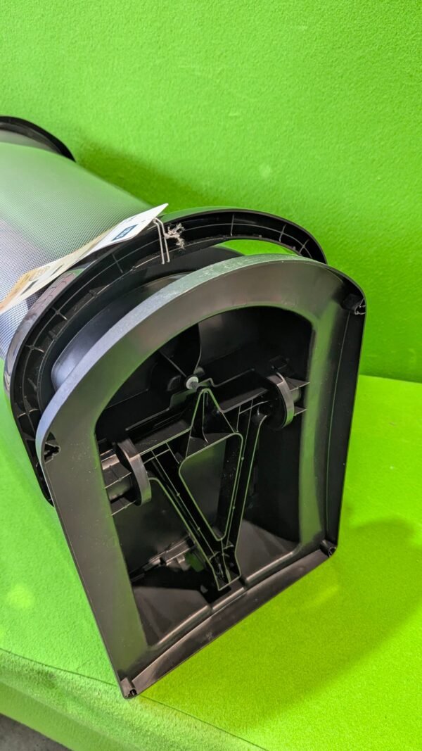 Soporte negro con filtro sobre fondo verde