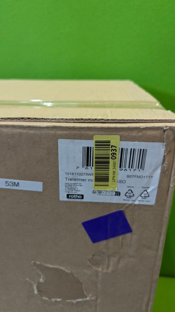 Caja de cartón con etiqueta de código de barras.