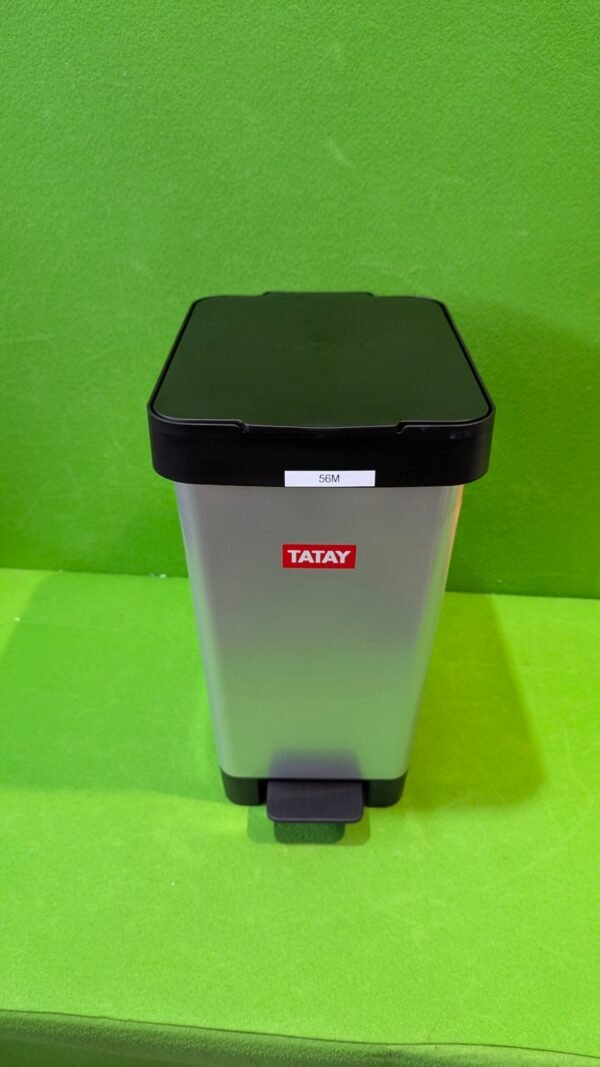 Papelera gris con pedal y tapa negra.