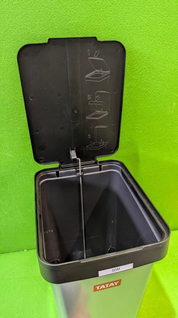 Papelera negra abierta sobre fondo verde brillante.