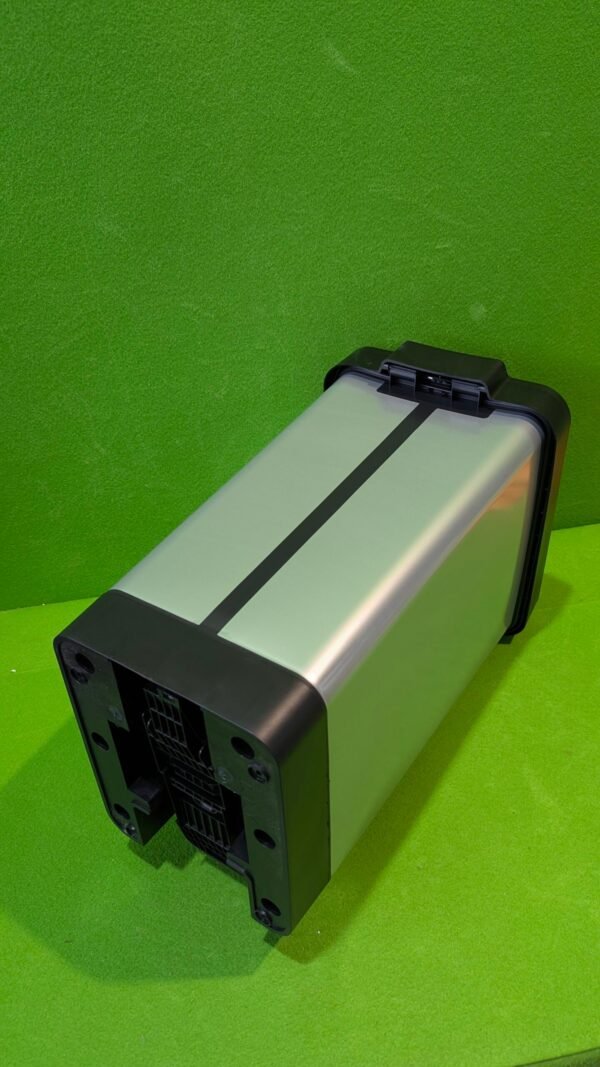 Batería de bicicleta eléctrica sobre fondo verde.