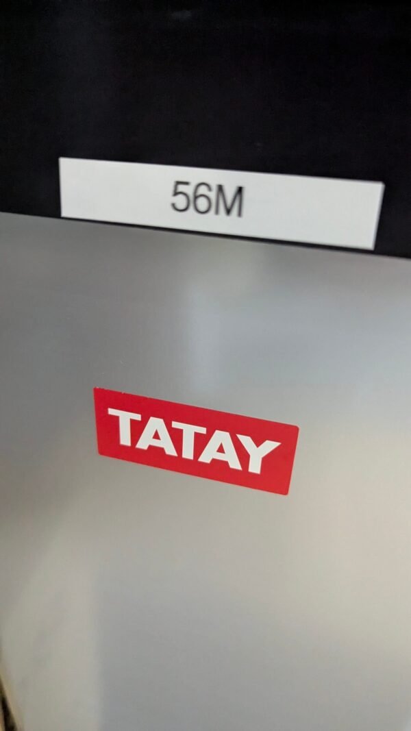 Etiqueta roja con texto 'TATAY' y '56M'.