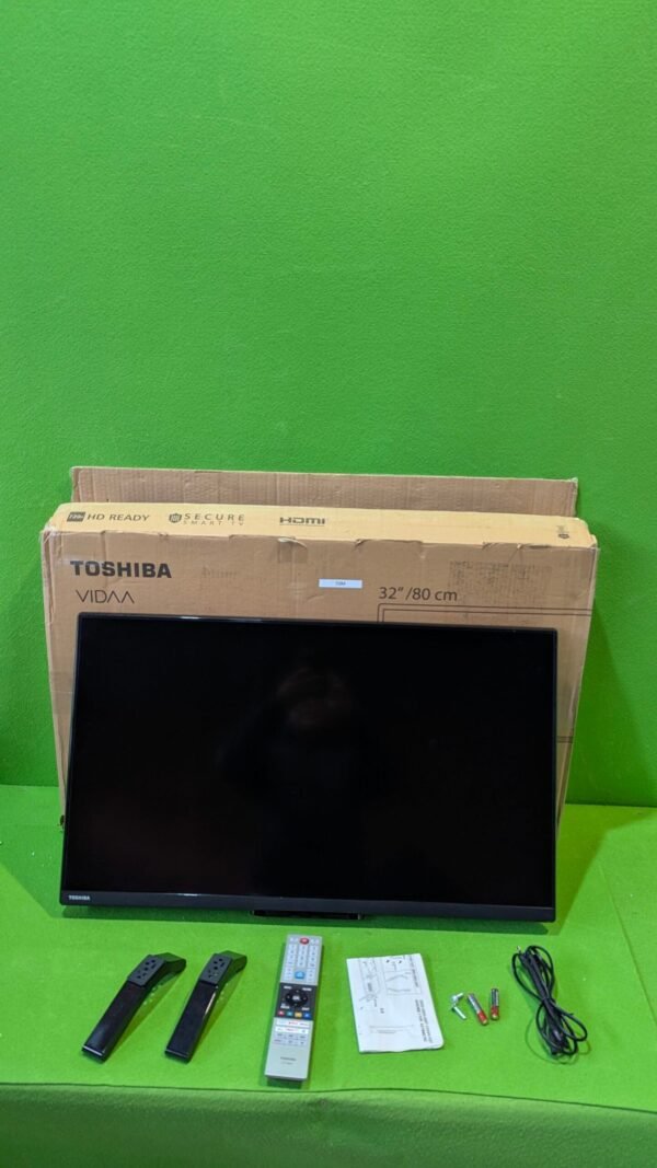 Televisor Toshiba 32 pulgadas con accesorios incluidos.
