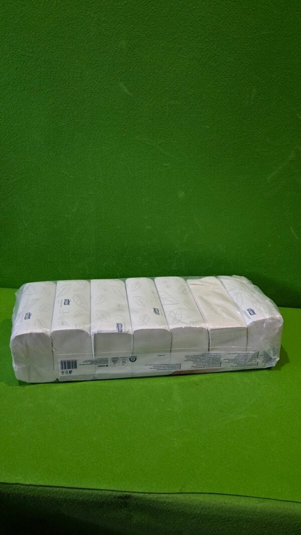 PXL_20251110_105714159-scaled-1.jpg Paquete de papel higiénico sobre fondo verde.