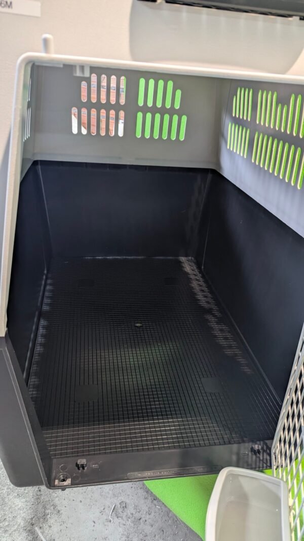 Transportín vacío para mascotas con rejillas.