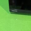 Pantalla Toshiba sobre mesa verde