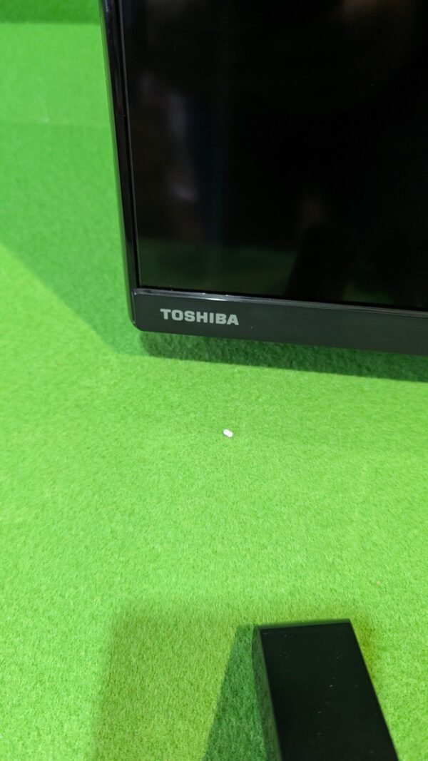 Pantalla Toshiba sobre mesa verde