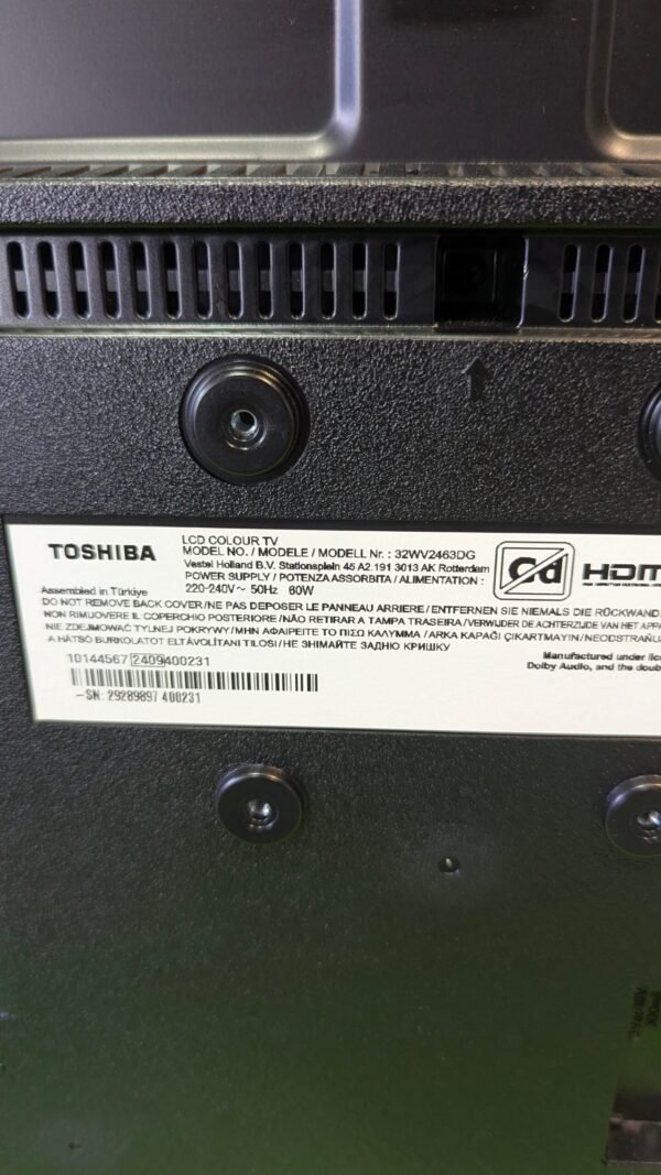 Parte trasera de televisor Toshiba, especificaciones y advertencias.