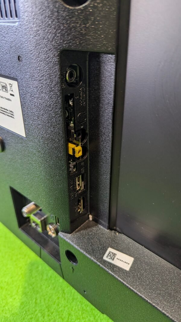Conexiones traseras de un televisor con puertos USB.
