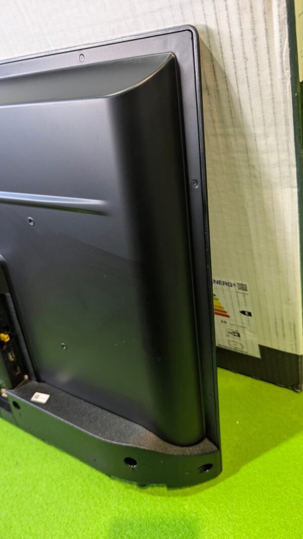 Parte trasera de un televisor montado.