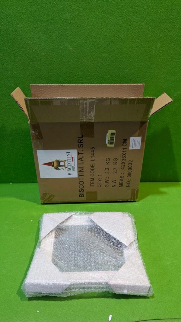 PXL_20251113_120138191.MP_-scaled-1.jpg Caja de cartón abierta con paquete envuelto.