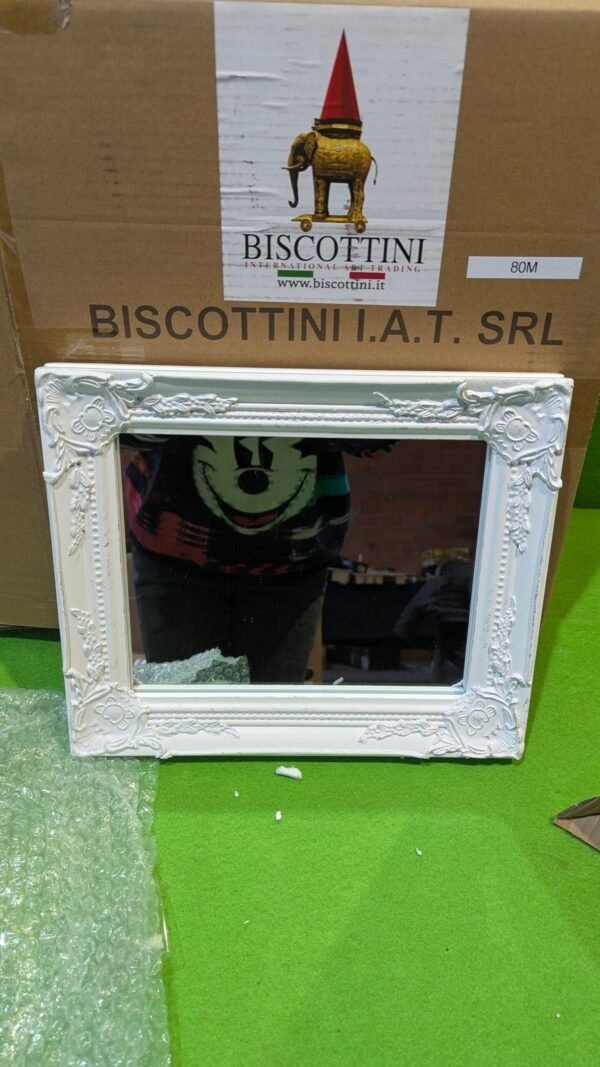 PXL_20251113_120238384.MP_-scaled-1.jpg Espejo decorativo blanco frente a caja Biscottini.