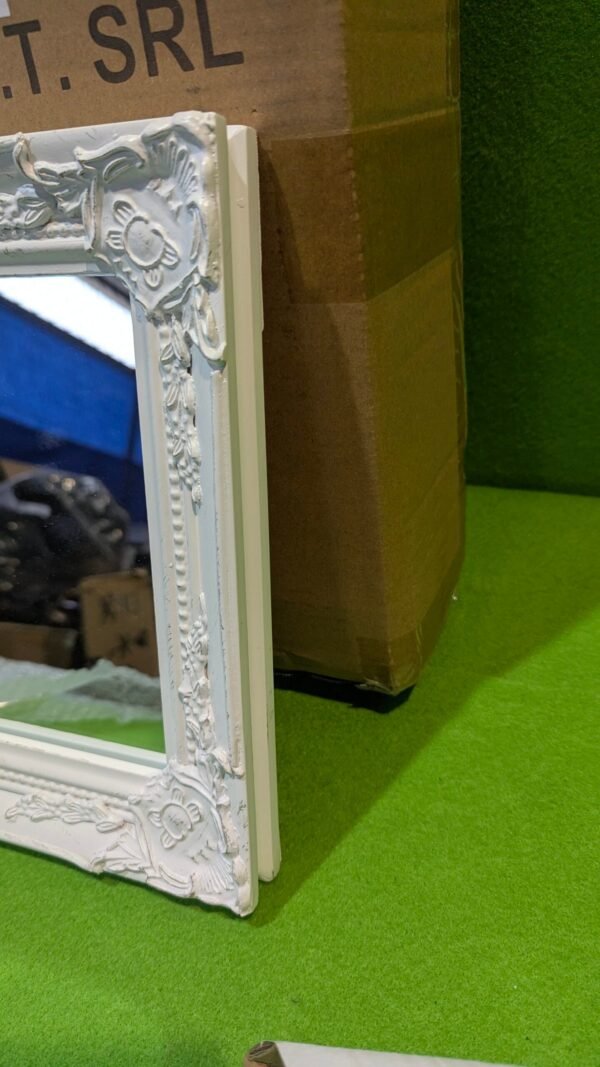 PXL_20251113_120242450-scaled-1.jpg Espejo decorativo blanco con marco floral.