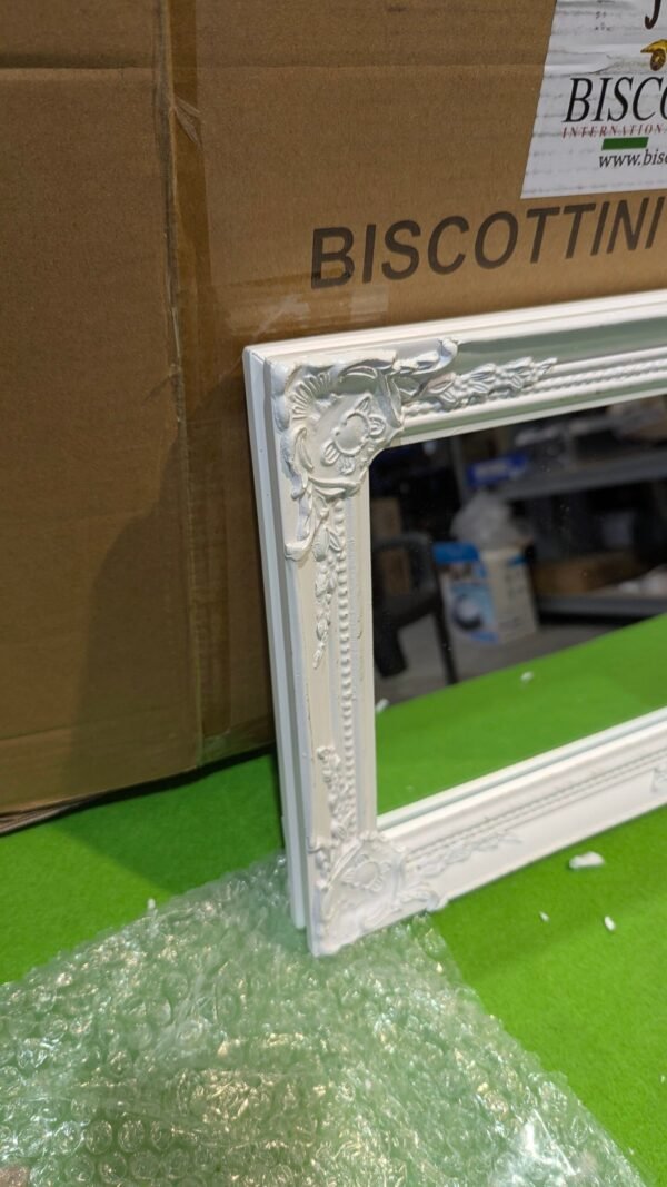 PXL_20251113_120246093-scaled-1.jpg Esquina de espejo decorativo con embalaje.