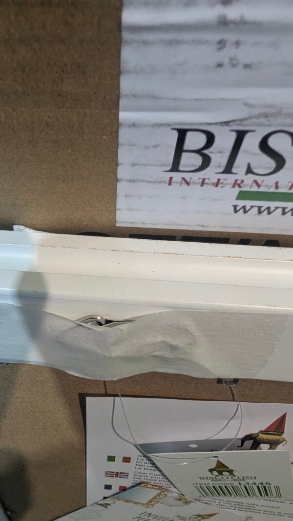 PXL_20251113_120302797-scaled-1.jpg Colgador con etiqueta Bisselchini y cartón reciclado.