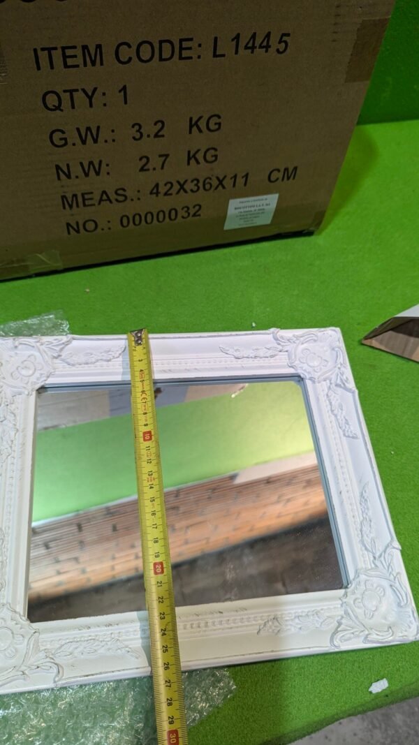 PXL_20251113_120333423.MP_-scaled-1.jpg Espejo blanco decorativo con cinta métrica amarilla