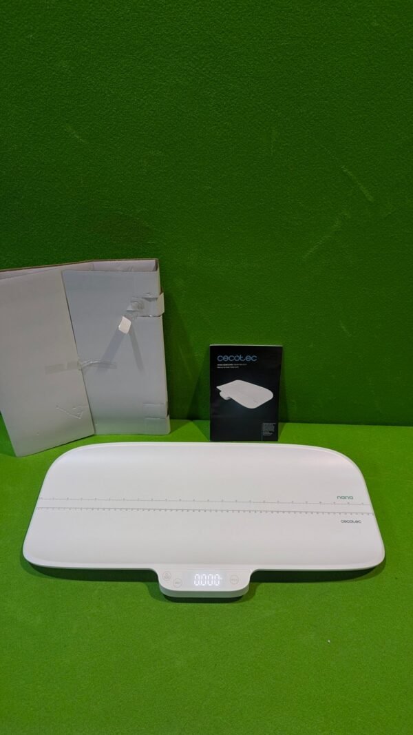 Báscula digital Cecotec sobre fondo verde.