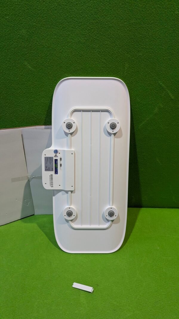 Parte trasera de un dispositivo electrónico blanco.