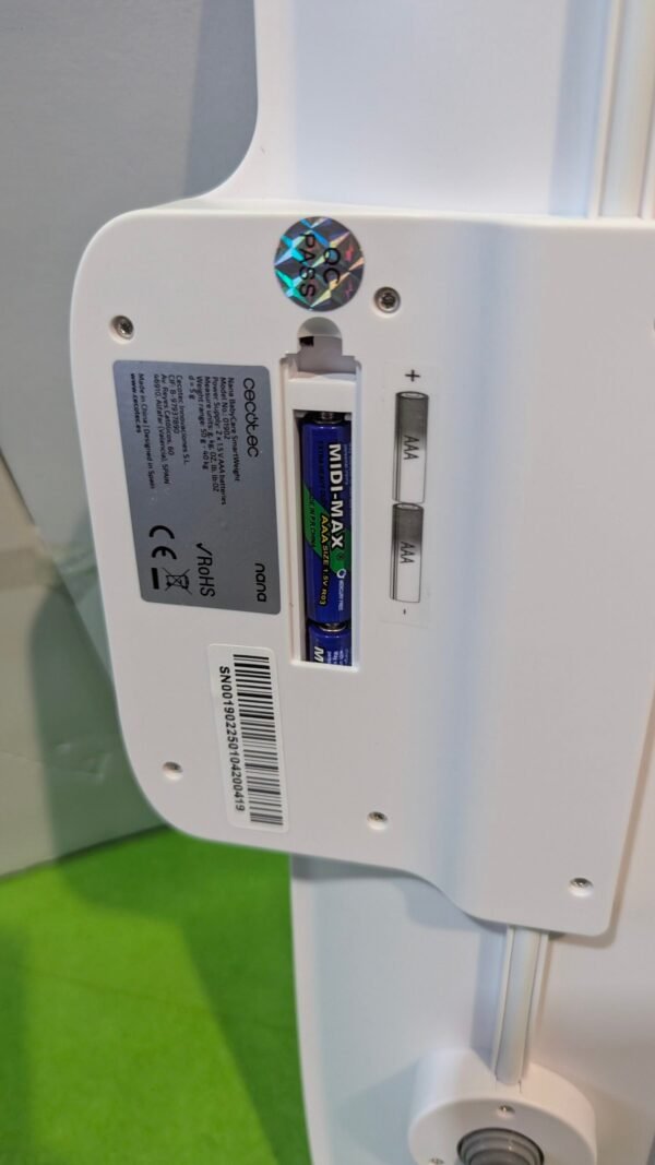 Compartimento de pilas AAA en dispositivo electrónico.