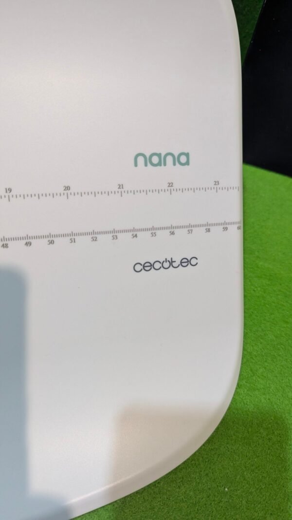 Tabla de medir blanca con marcas en centímetros.