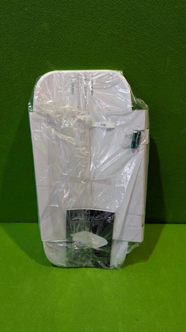 Espejo envuelto en plástico sobre fondo verde.