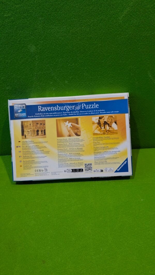 Caja de rompecabezas Ravensburger sobre fondo verde.