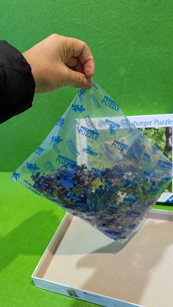 Mano sosteniendo bolsa de piezas de puzzle.