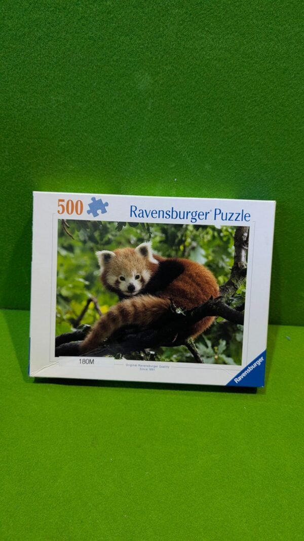 Caja de rompecabezas Ravensburger con panda rojo.