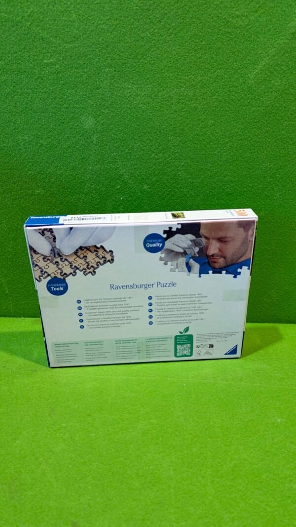 Caja de puzzle Ravensburger sobre fondo verde