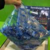 Puzzle Ravensburger en caja con piezas azules.