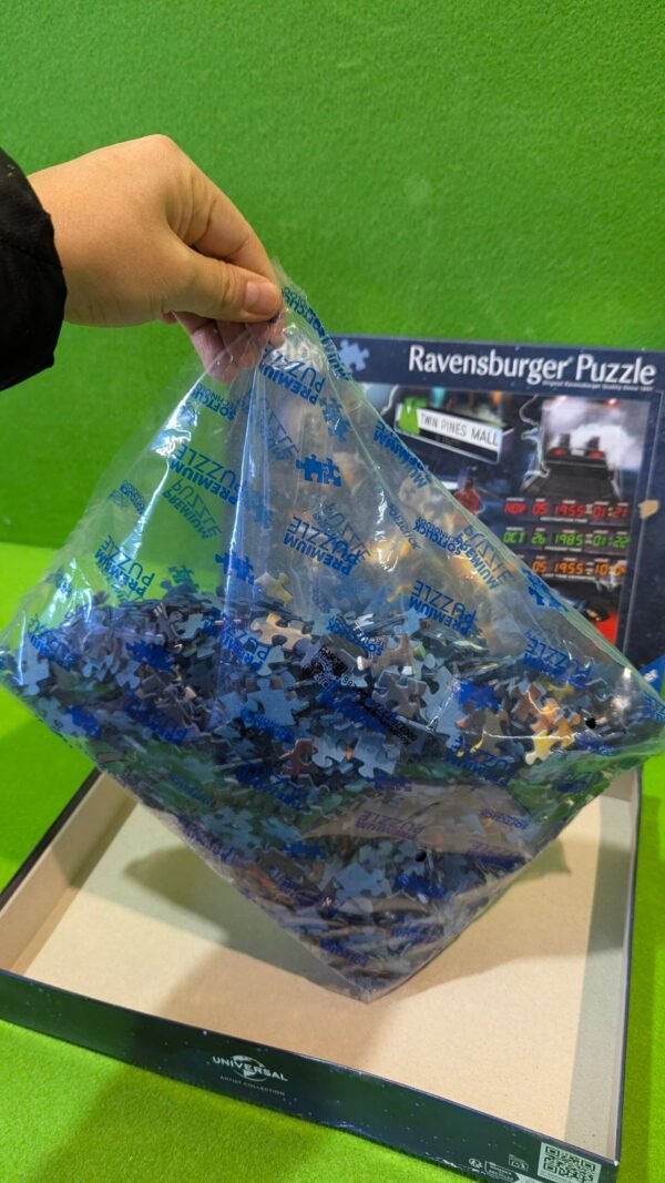 Puzzle Ravensburger en caja con piezas azules.