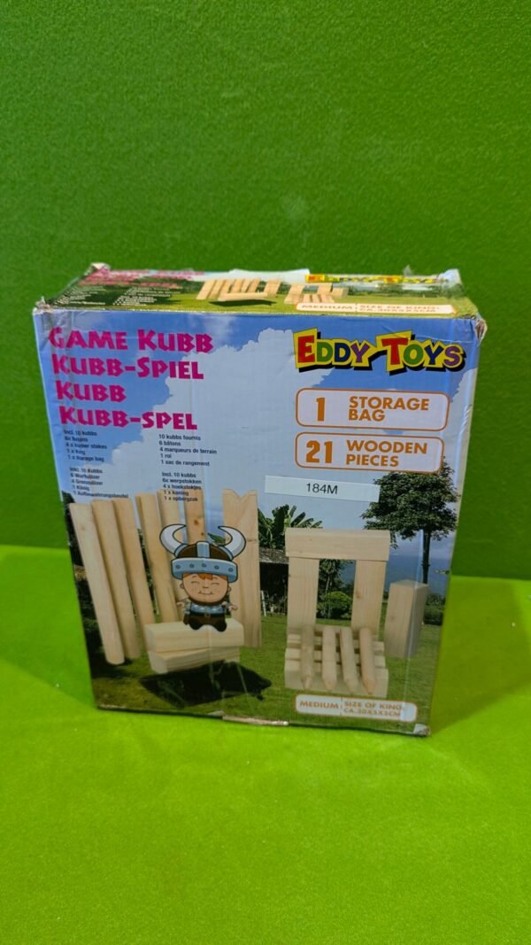 Caja del juego de mesa Kubb de madera.