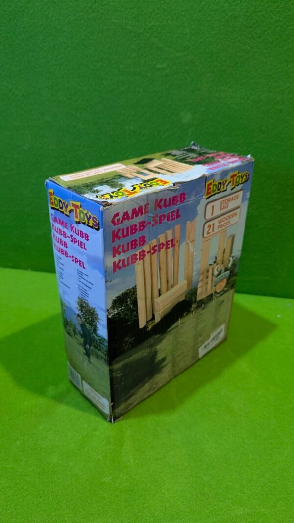 Caja de juego Kubb en fondo verde.