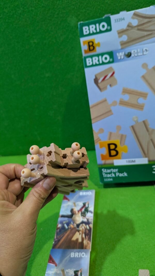 PXL_20251120_120332839.MP_-scaled-1.jpg Piezas de tren de madera Brio en empaque verde.