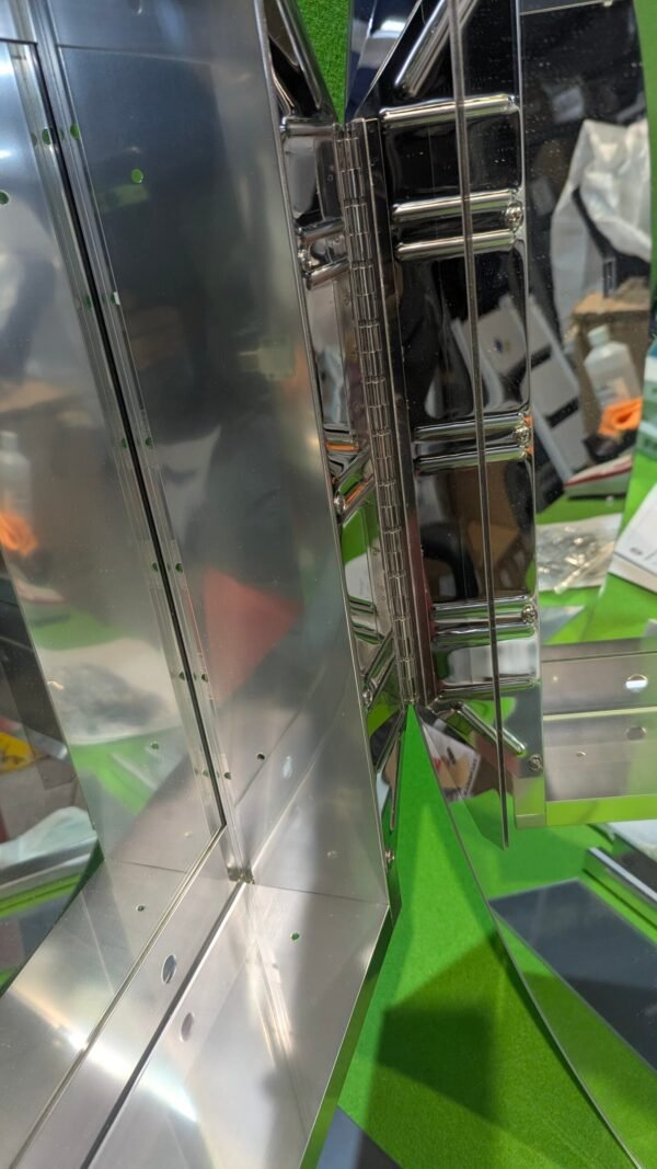 Reflejo en estructura metálica cromada interior industrial