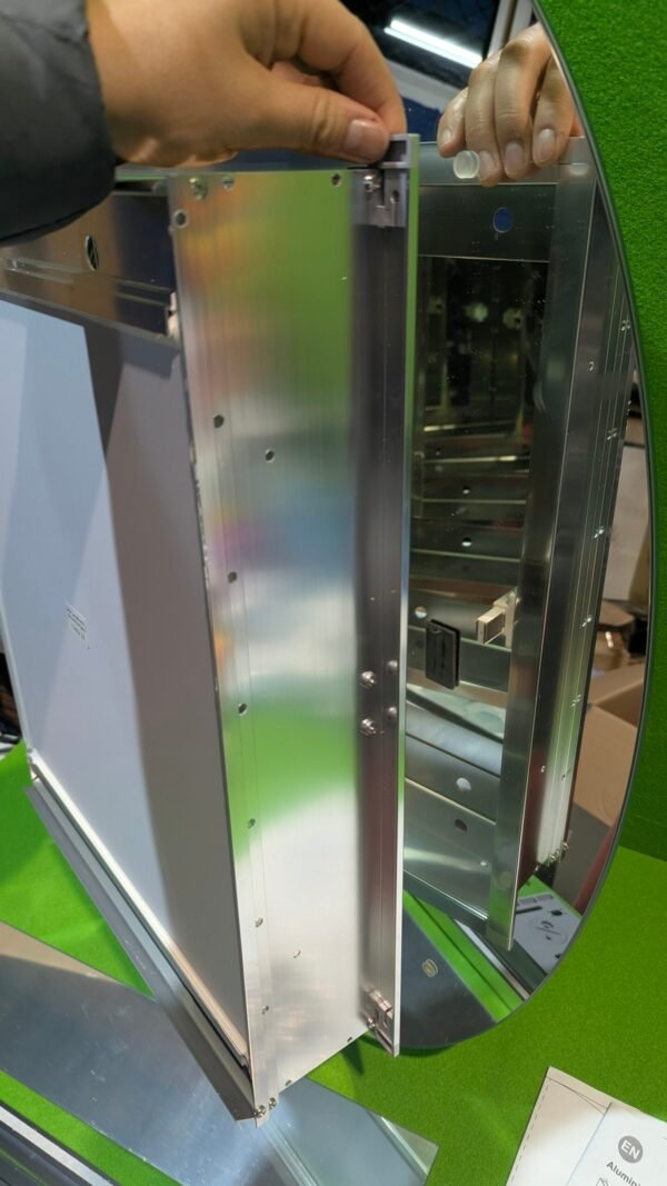 Montaje de panel de aluminio con mano ajustando pieza.