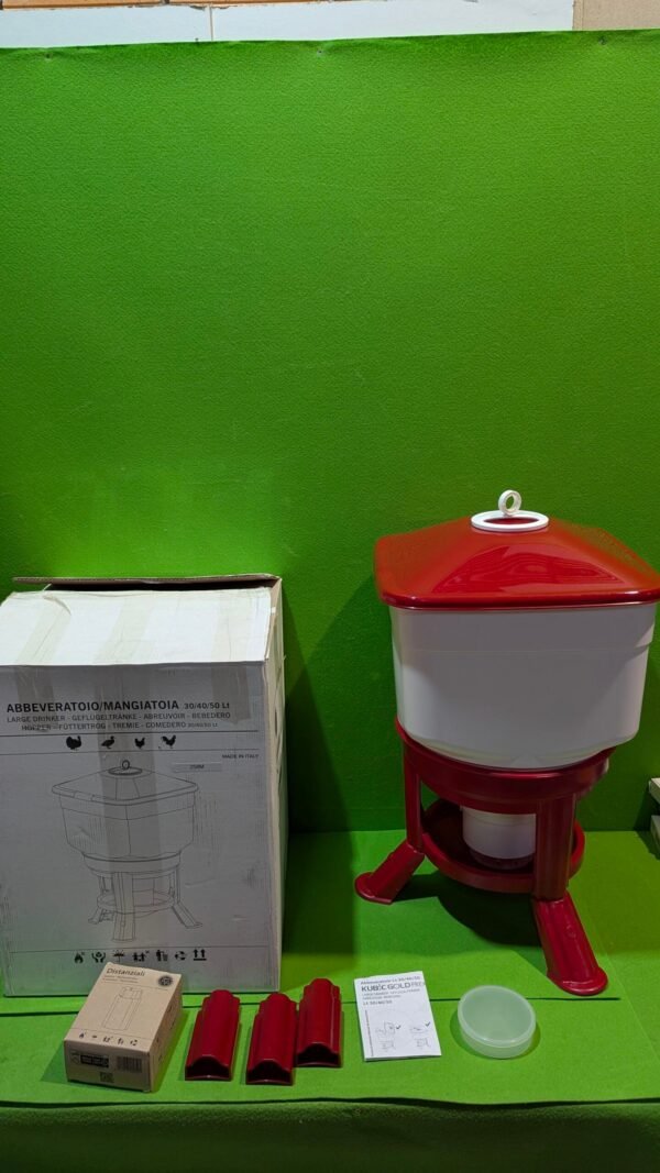 Bebedero rojo para aves con caja y accesorios.