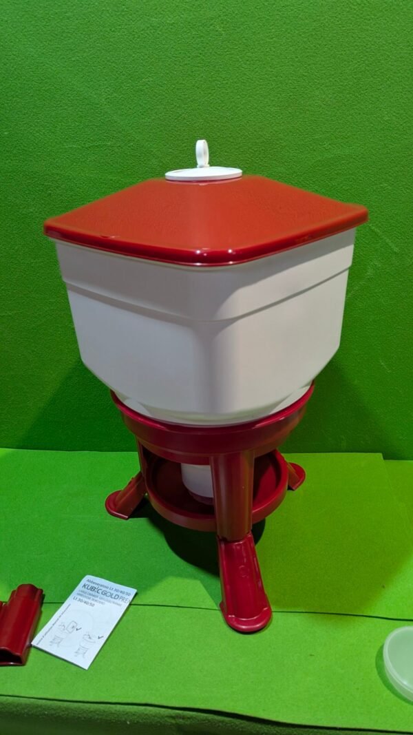 Mueble con tapa roja, diseño modular.
