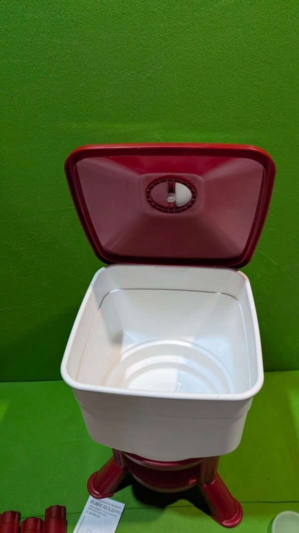 Extractor de jugo manual sobre fondo verde.