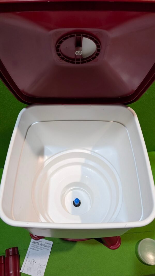 Cubo de plástico con tapa roja abierto.