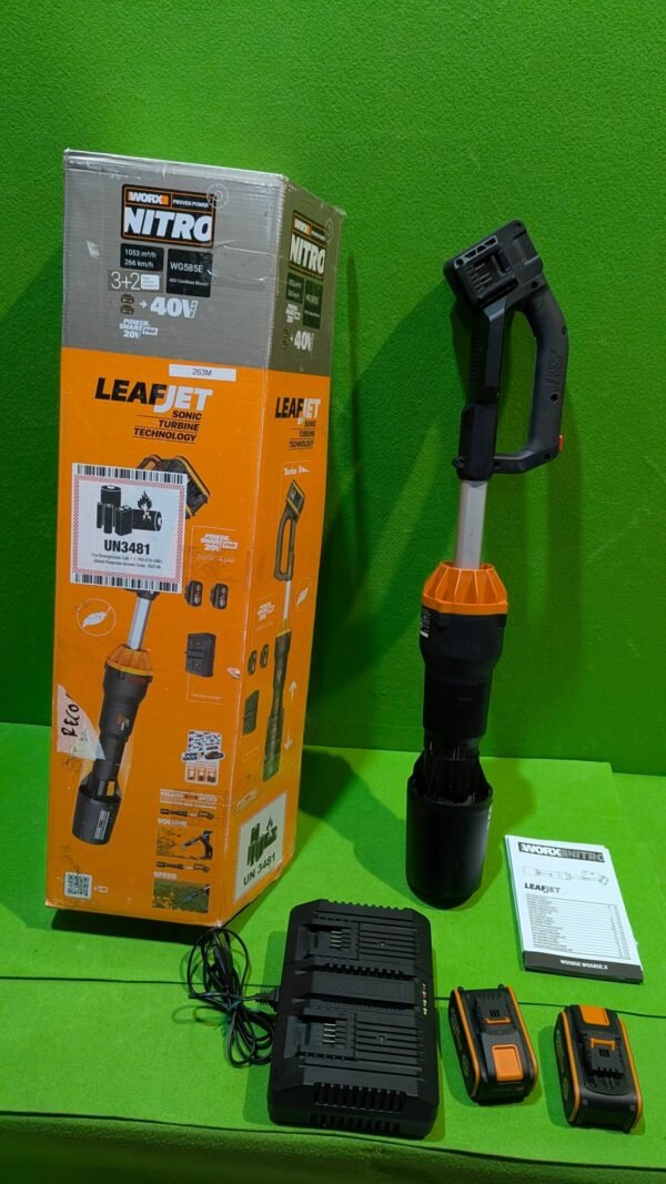 Soplador de hojas con caja y accesorios en verde