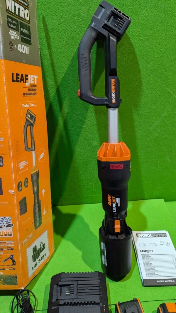 Soplador de hojas inalámbrico con turbo y accesorios.