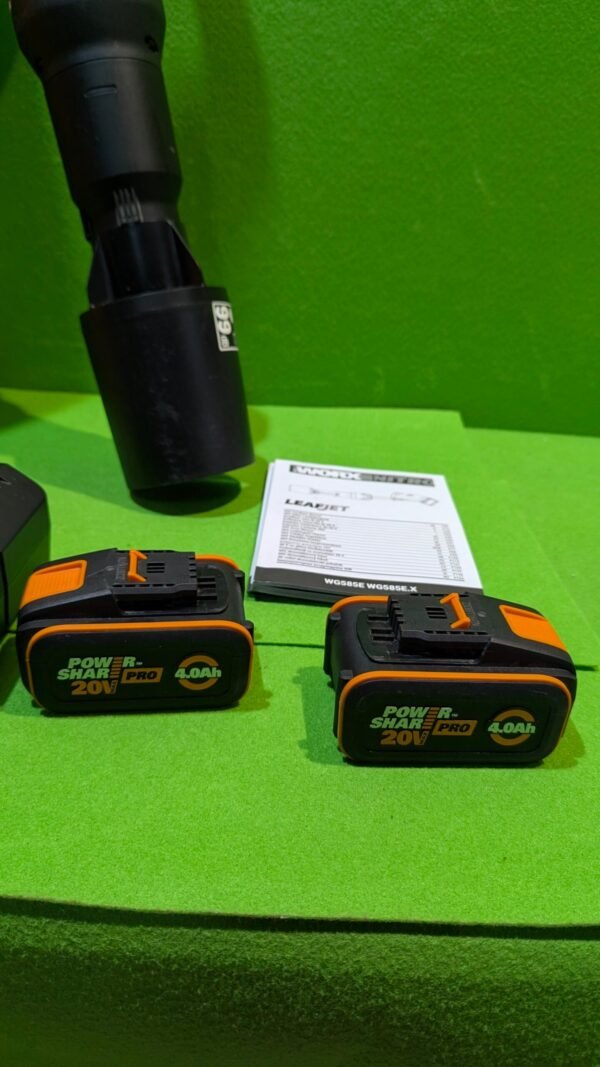 Baterías PowerShare 20V Pro y manual, fondo verde.