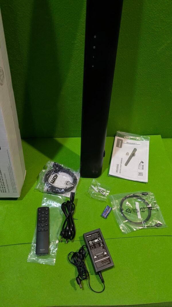 PXL_20251208_174337992.MP_-scaled-1.jpg Accesorios de barra de sonido sobre mesa verde.