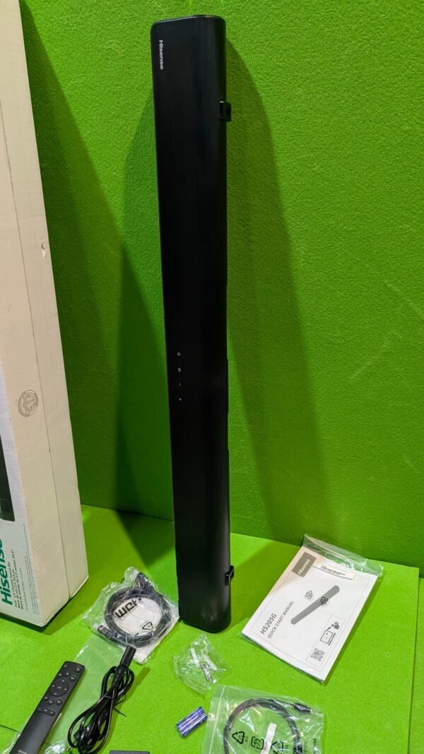 PXL_20251208_174405232.MP_-scaled-1.jpg Barra de sonido Hisense y accesorios en exhibición.