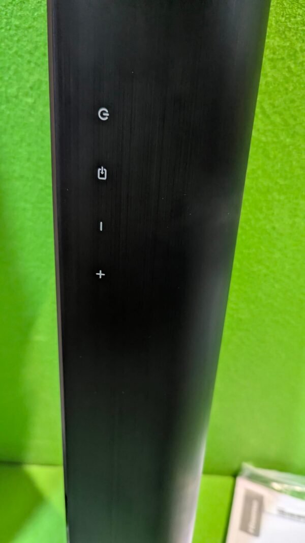 PXL_20251208_174410801.MP_-scaled-1.jpg Torre de ordenador con botones de encendido y volumen.