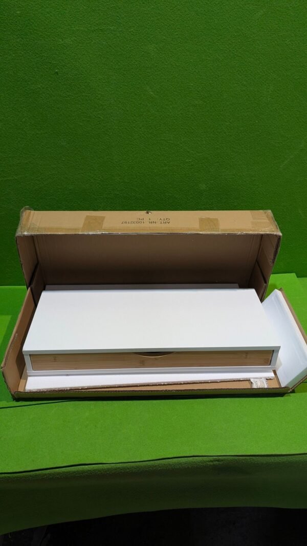 Caja con estante blanco y verde