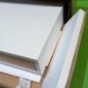 Embalaje de mesa blanca sin ensamblar en caja.