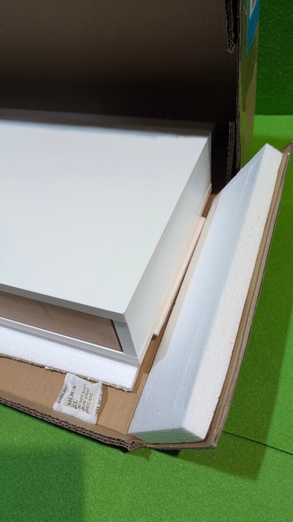Embalaje de mesa blanca sin ensamblar en caja.