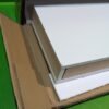 Paquete de mueble blanco parcialmente abierto en carton